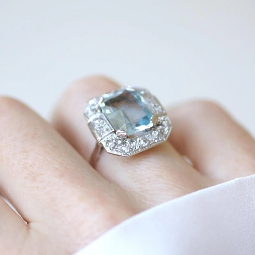 Bague Entourage en or blanc, platine, aigue-marine et diamants - Image 2