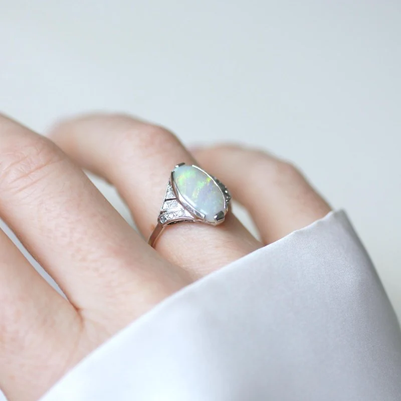 Bague Marquise en or blanc, platine, cabochon, et diamants - Image 2