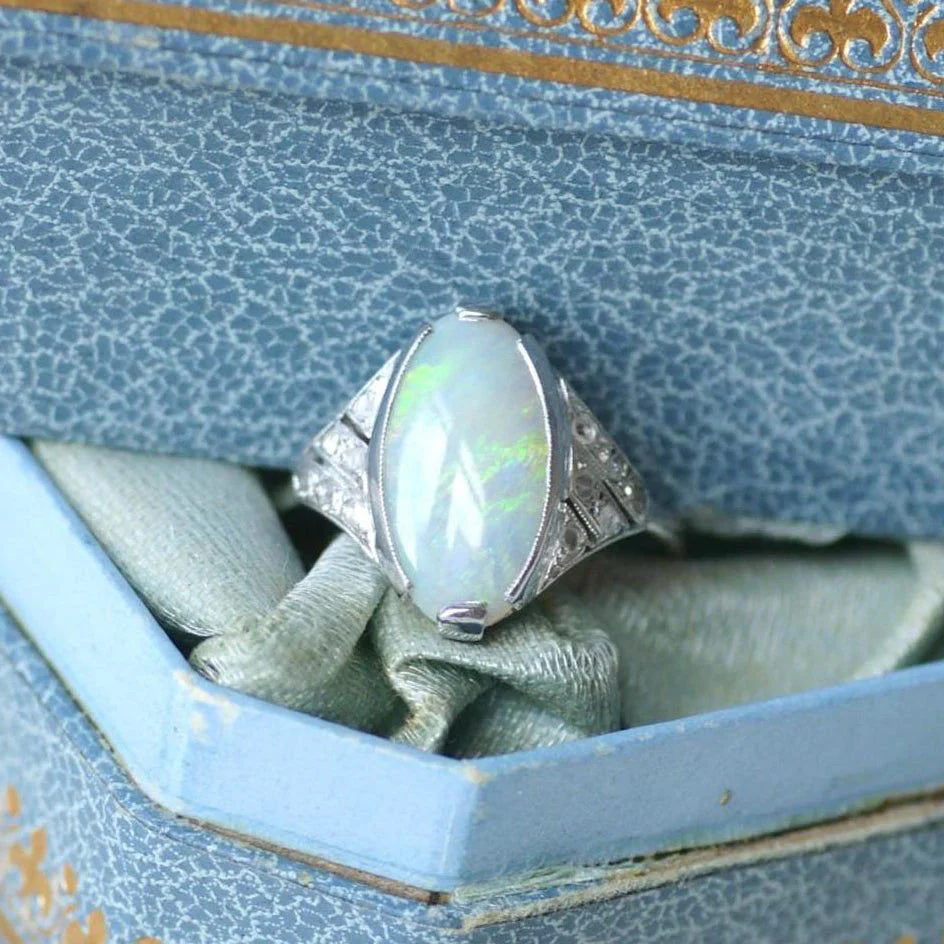 Bague Marquise en or blanc, platine, cabochon, et diamants - Image 6