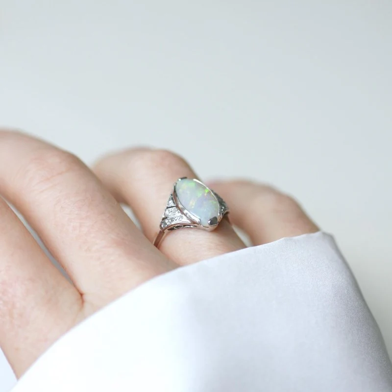 Bague Marquise en or blanc, platine, cabochon, et diamants - Image 7