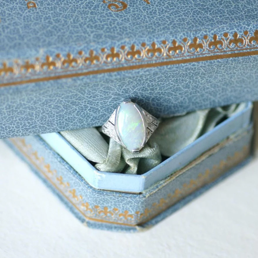 Bague Marquise en or blanc, platine, cabochon, et diamants - Image 9