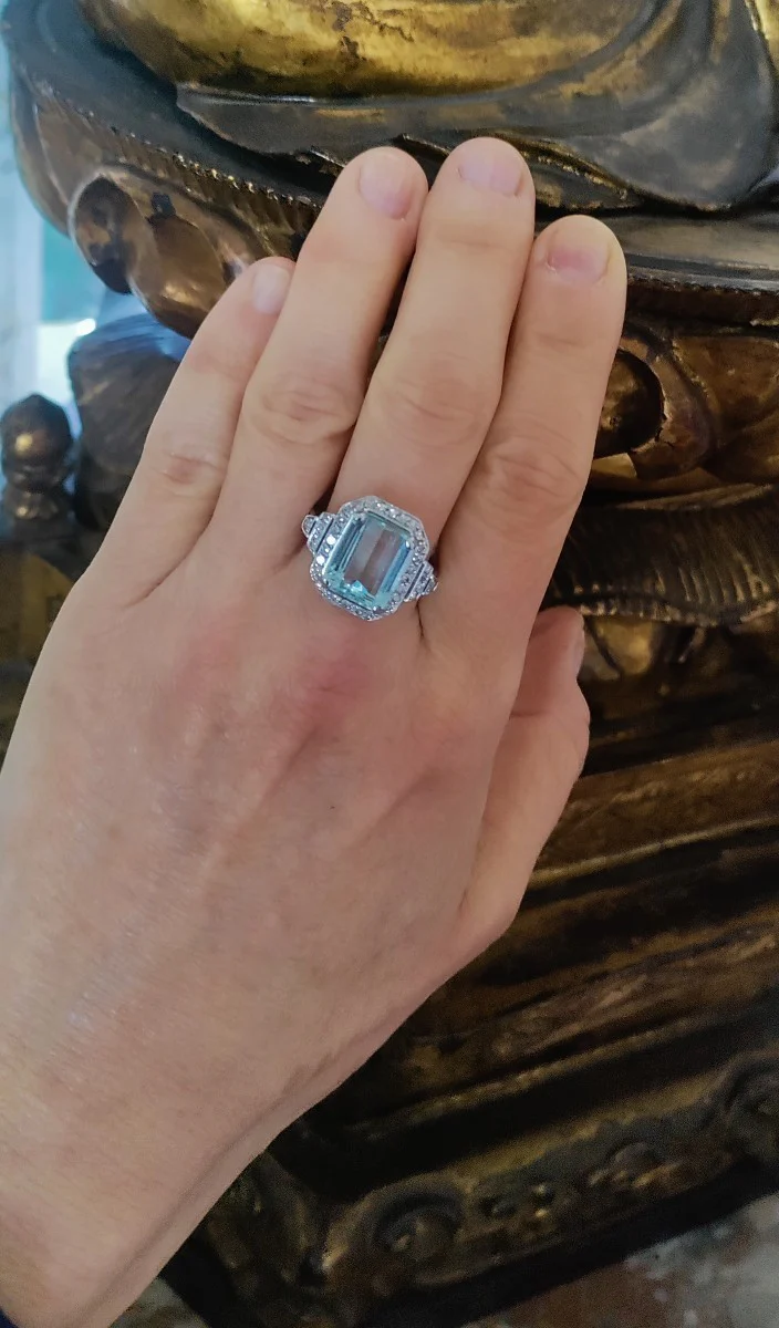 Bague Entourage en or blanc, aigue-marine et diamants - Image 2