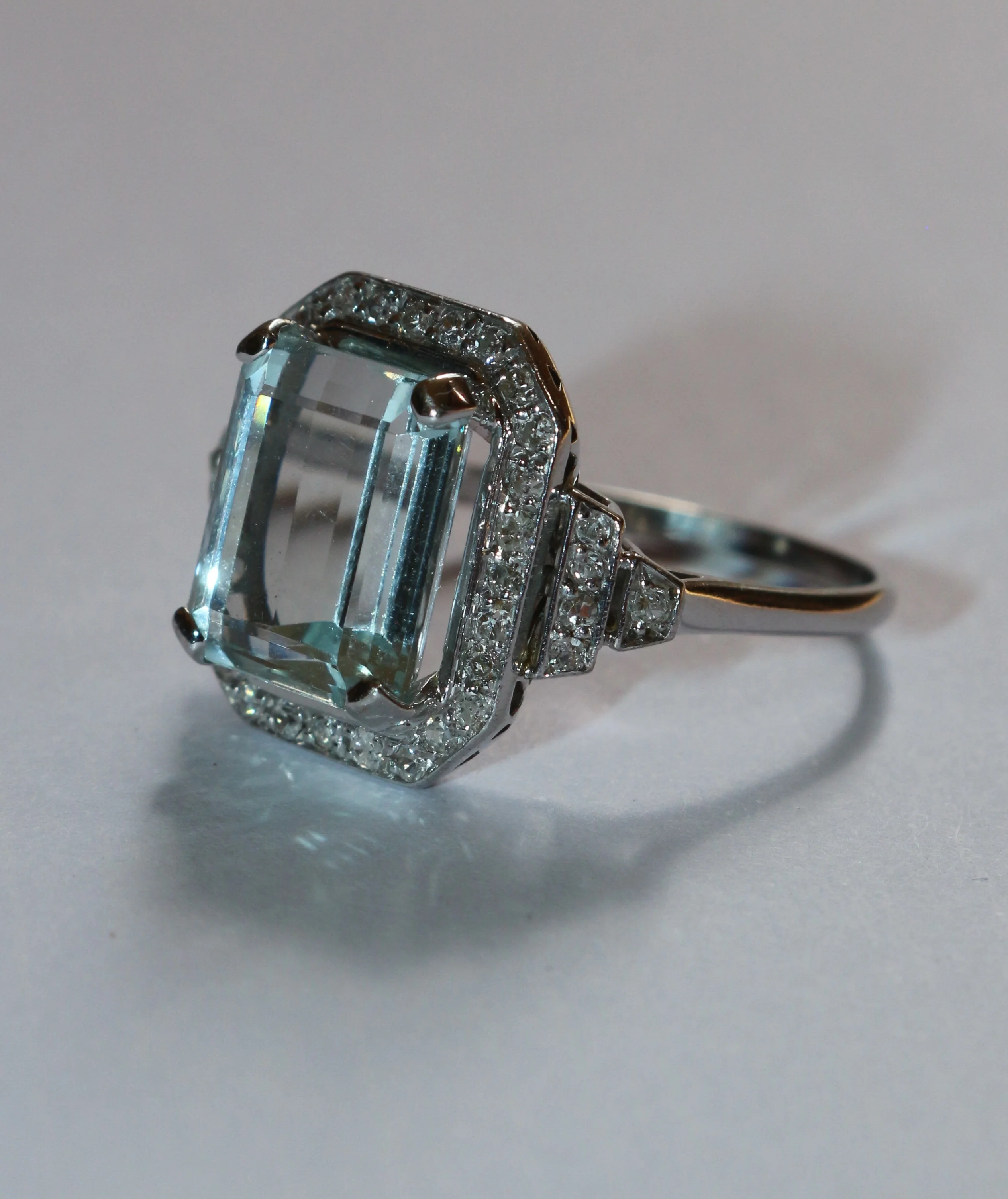 Bague Entourage en or blanc, aigue-marine et diamants - Image 3
