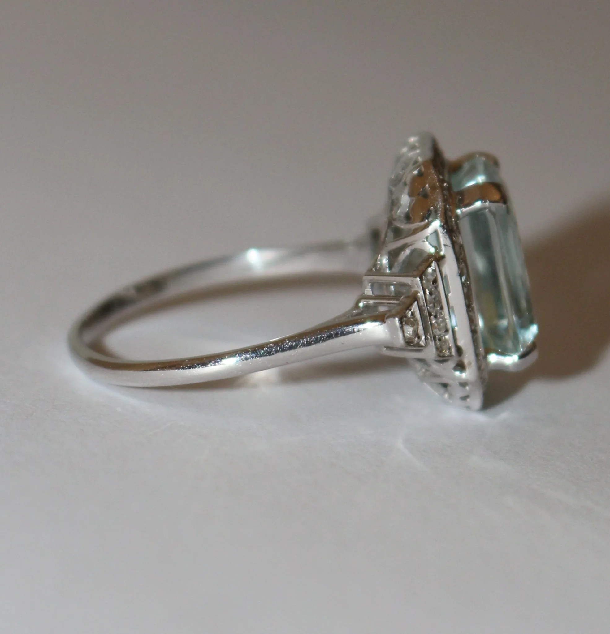 Bague Entourage en or blanc, aigue-marine et diamants - Image 4
