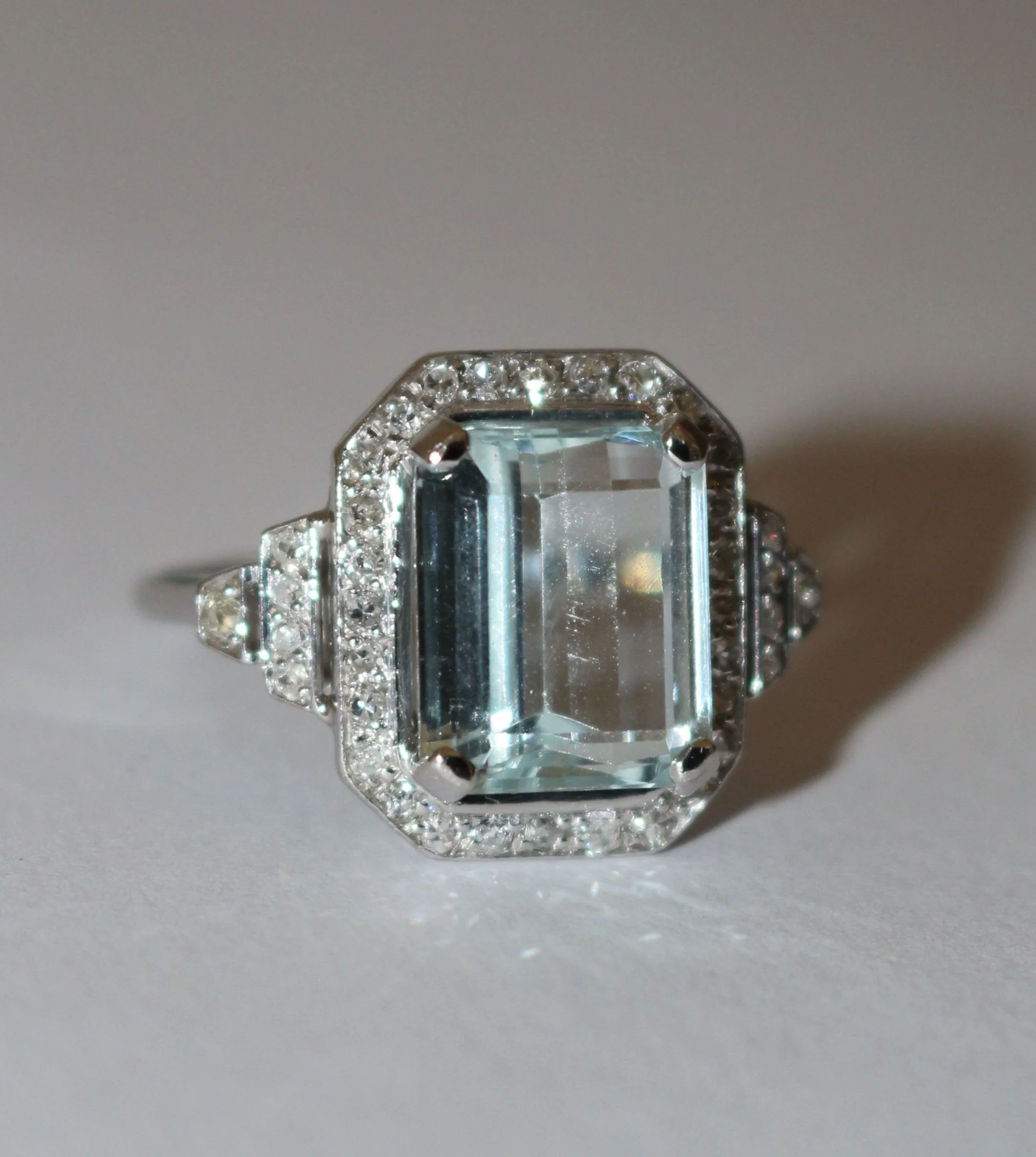 Bague Entourage en or blanc, aigue-marine et diamants - Image 5