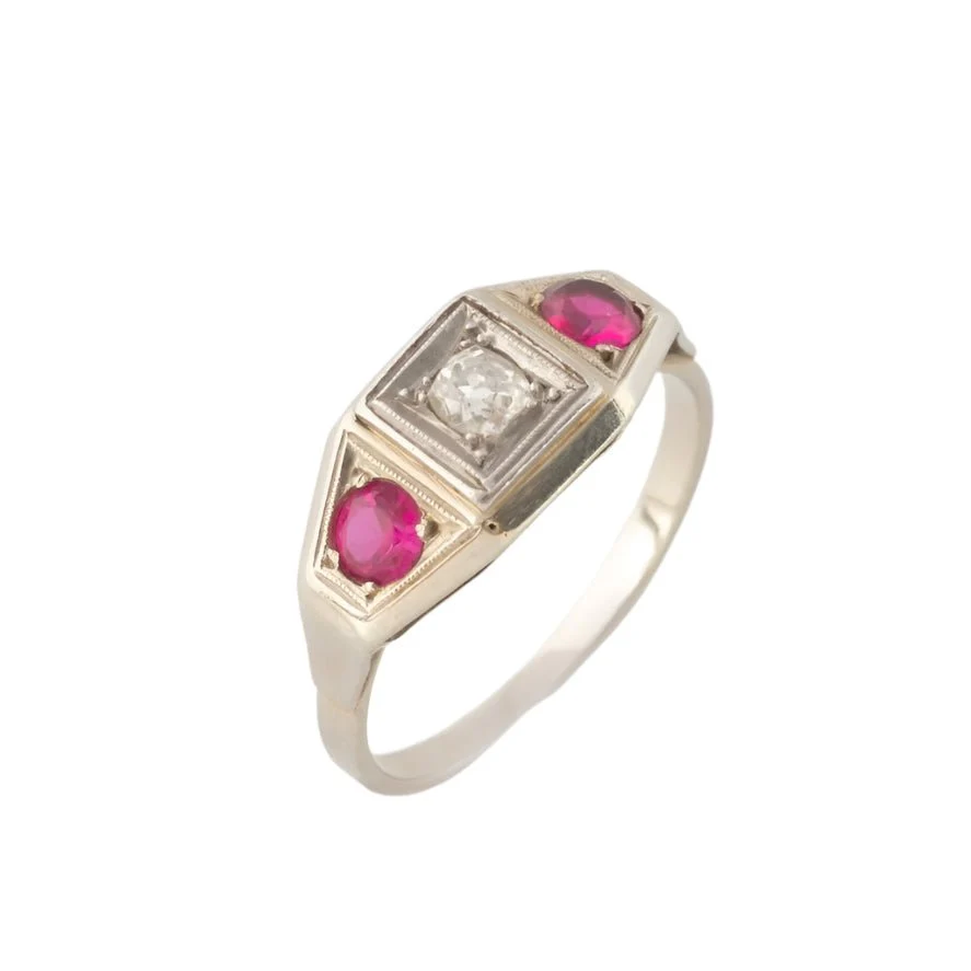 Bague Jarretière en or blanc, platine, rubis et diamants