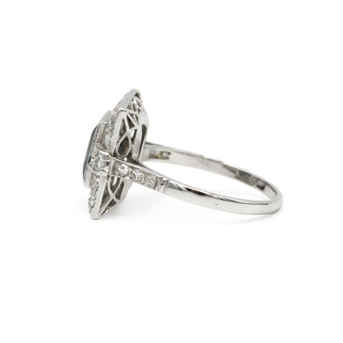 Bague Entourage en platine, saphir et diamants - Image 4
