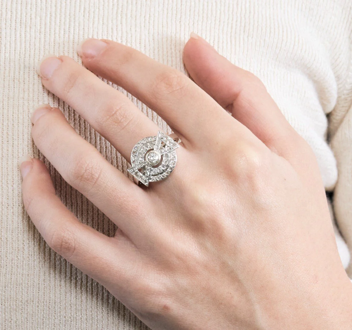Bague Entourage en platine et diamants - Image 2