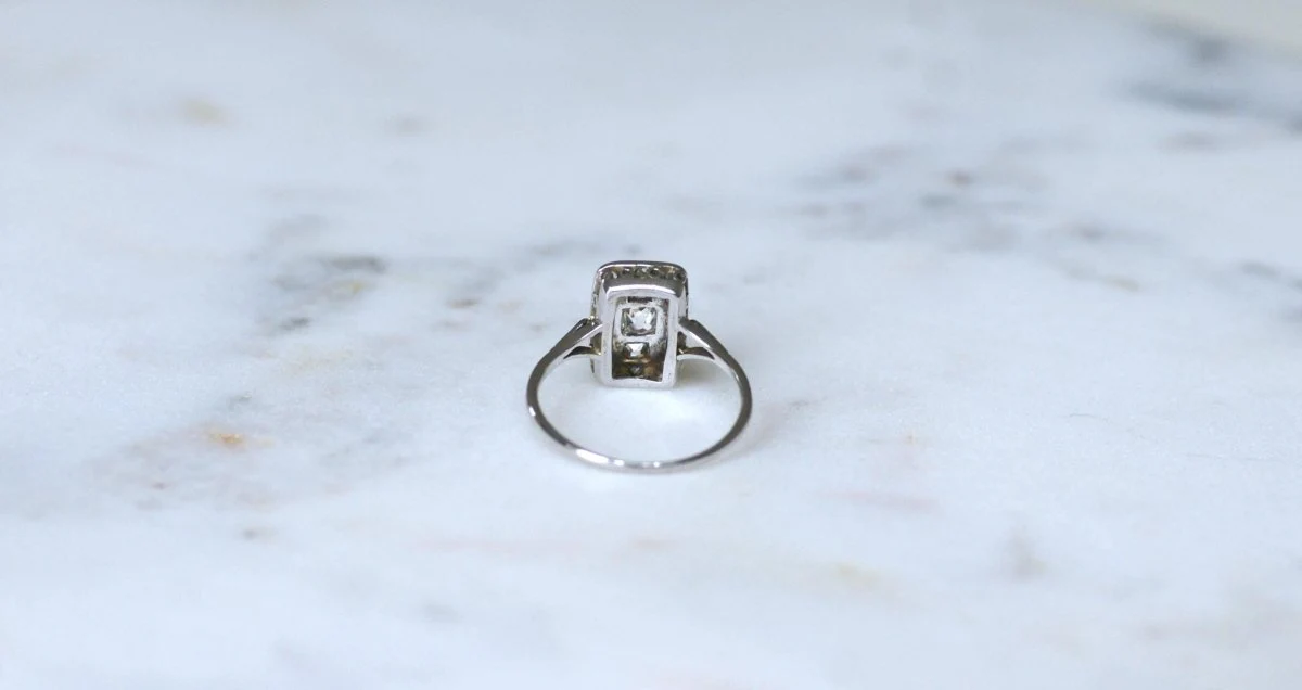 Bague Art Deco Rectangulaire Diamants sur Or Blanc - Image 9
