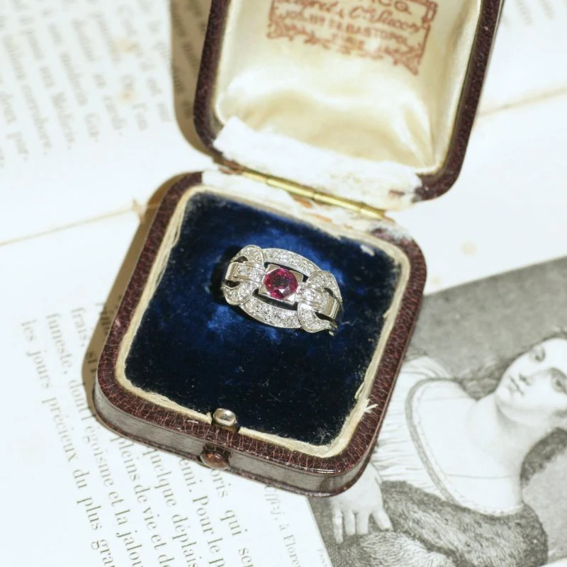Bague en platine, rubis et diamants - Image 10