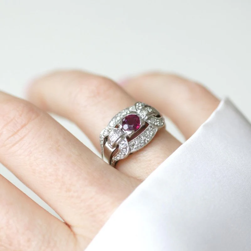 Bague en platine, rubis et diamants - Image 2