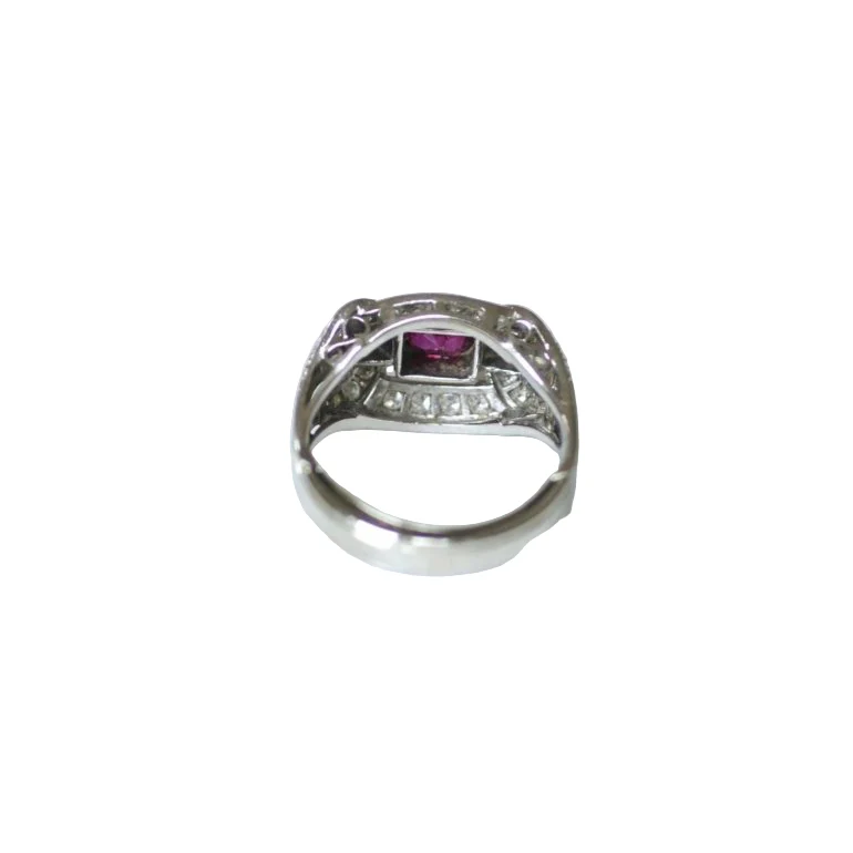 Bague en platine, rubis et diamants - Image 4
