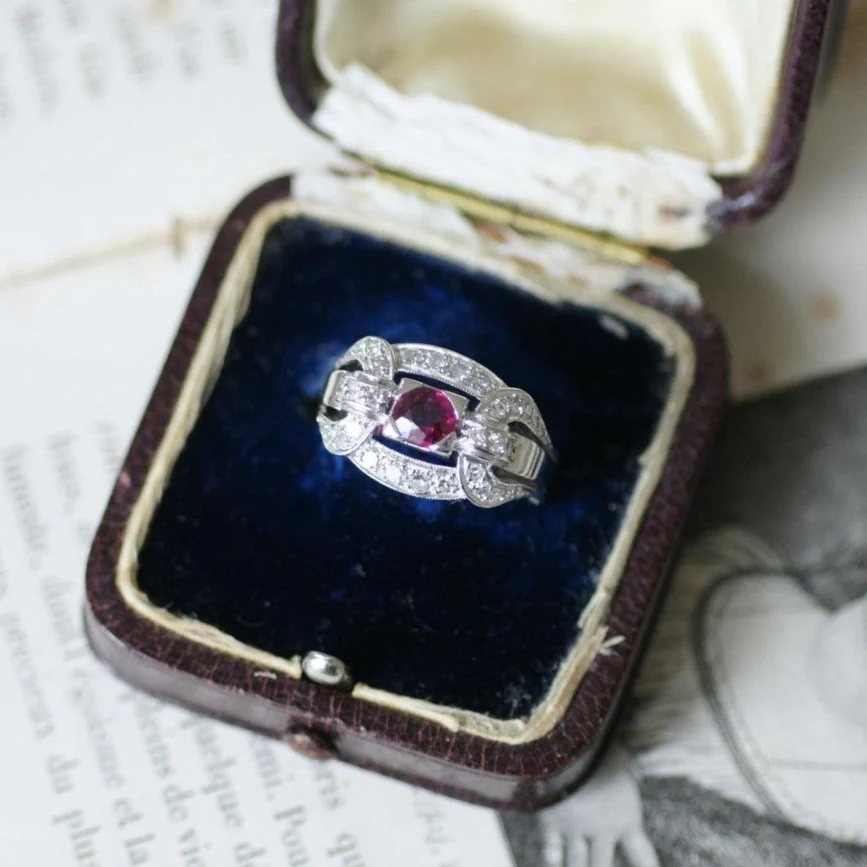 Bague en platine, rubis et diamants - Image 6