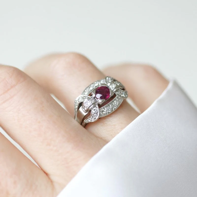 Bague en platine, rubis et diamants - Image 7