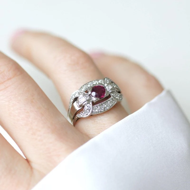 Bague en platine, rubis et diamants - Image 8