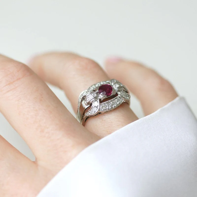 Bague en platine, rubis et diamants - Image 9