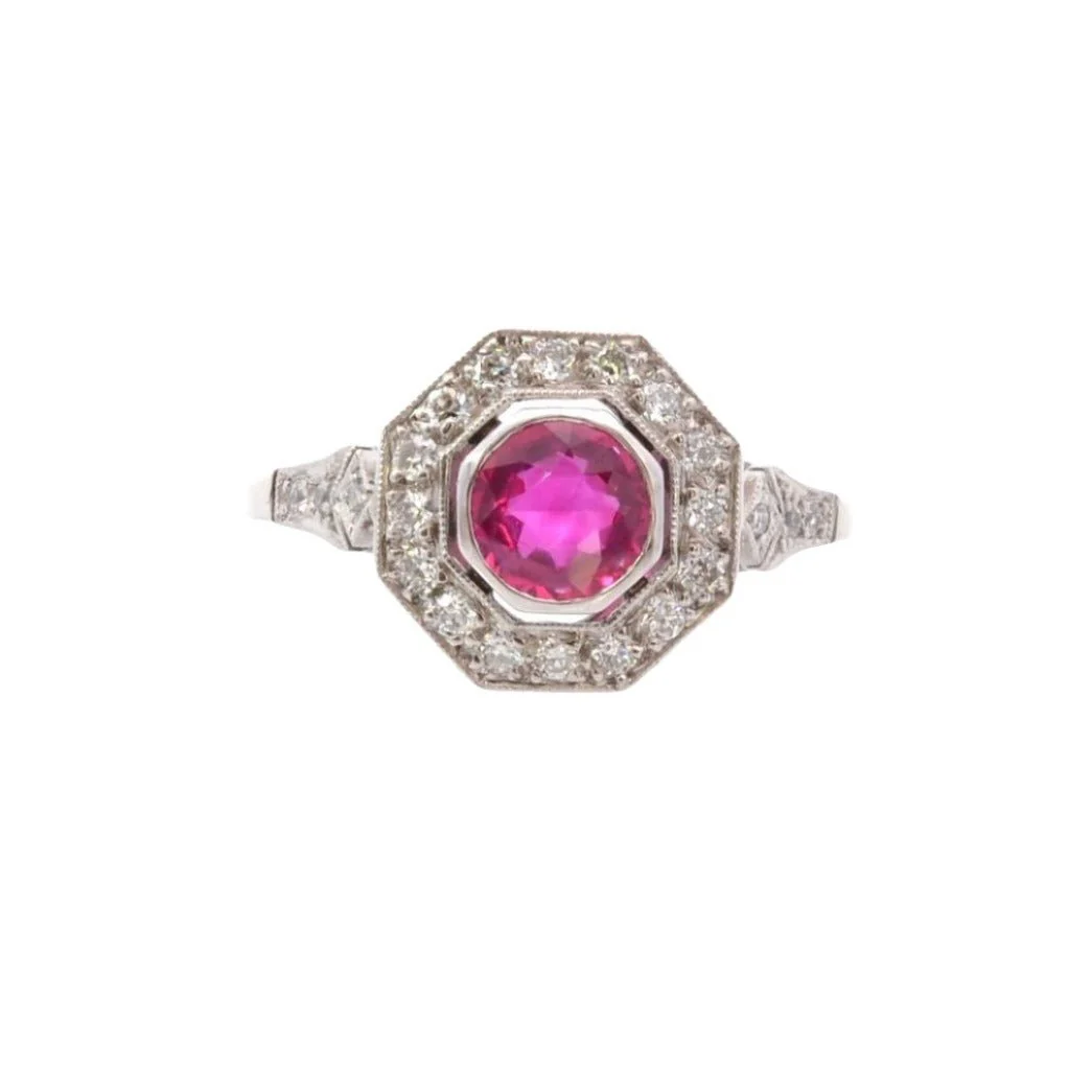 Bague Entourage en platine, rubis et diamant