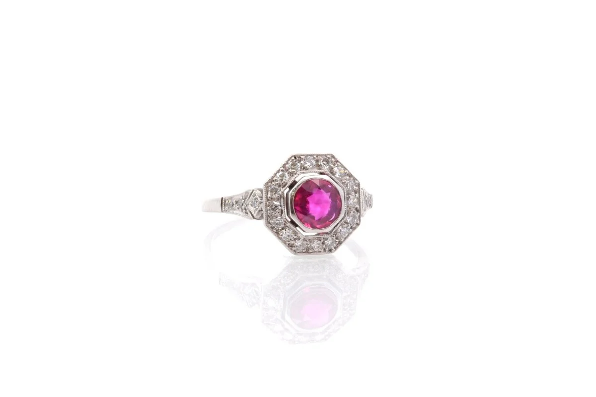 Bague Entourage en platine, rubis et diamant - Image 2