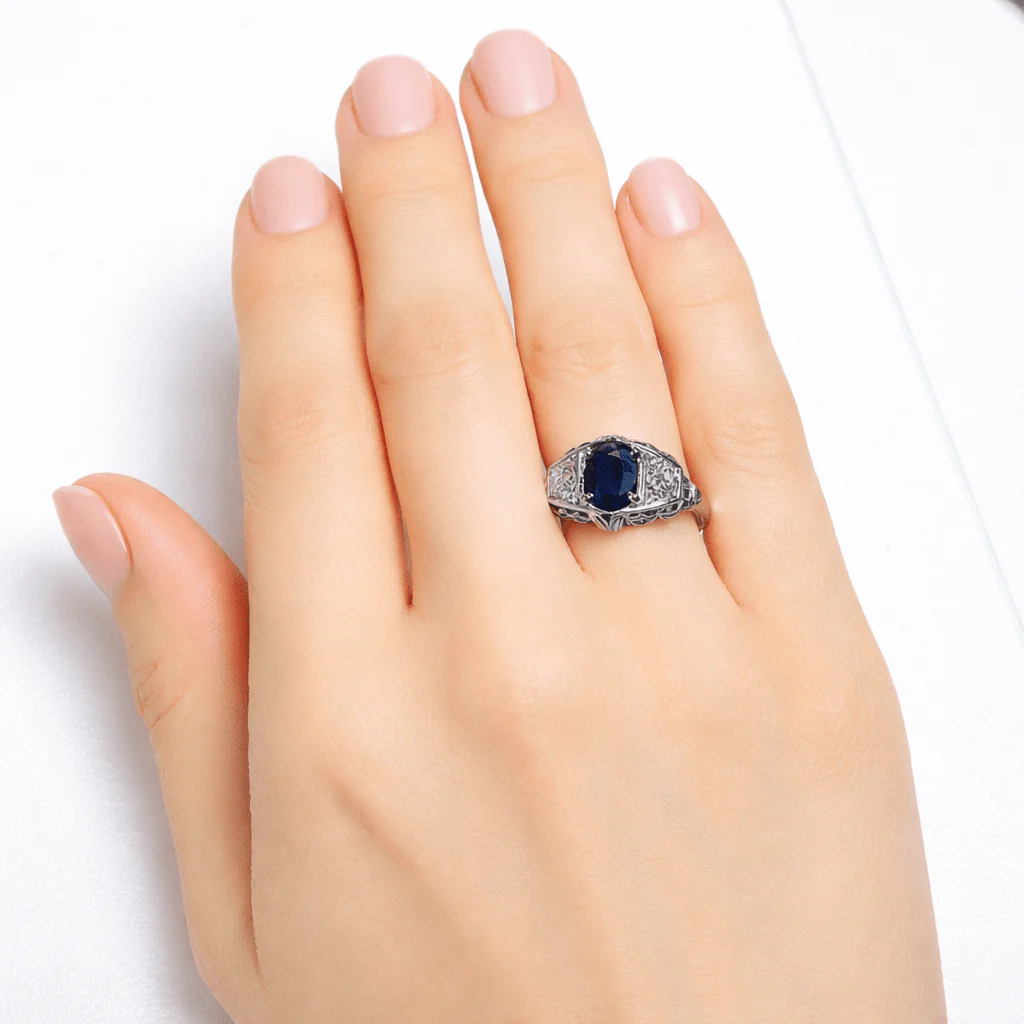 Bague Jarretière en or blanc, platine, saphir et diamants - Image 2