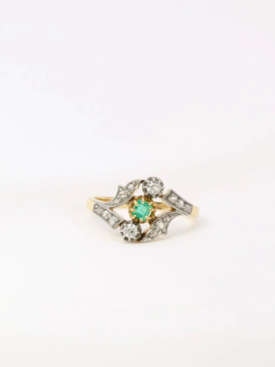 Bague Art Nouveau en or, diamants et émeraude