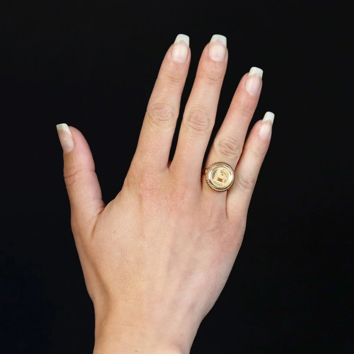 Bague Chevalière AUGIS en or jaune, rubis et diamant - Image 2