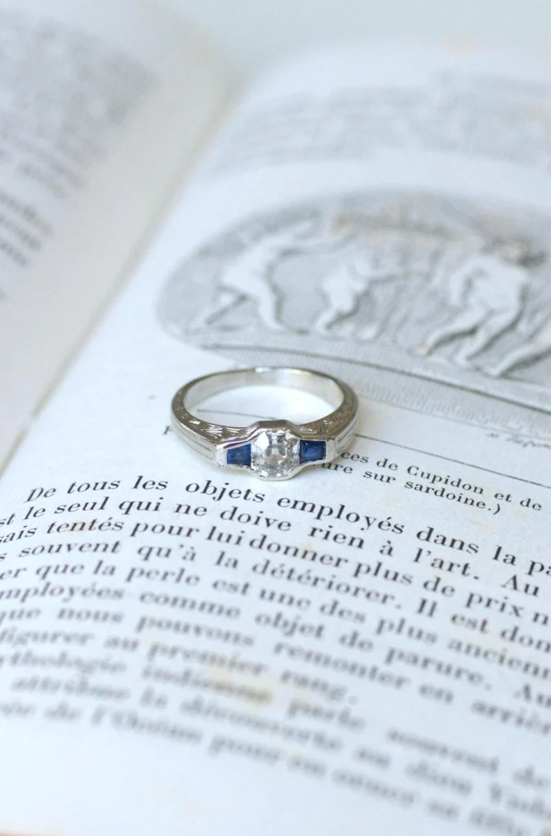 Bague Art Deco Diamant Carré et Saphirs sur Platine