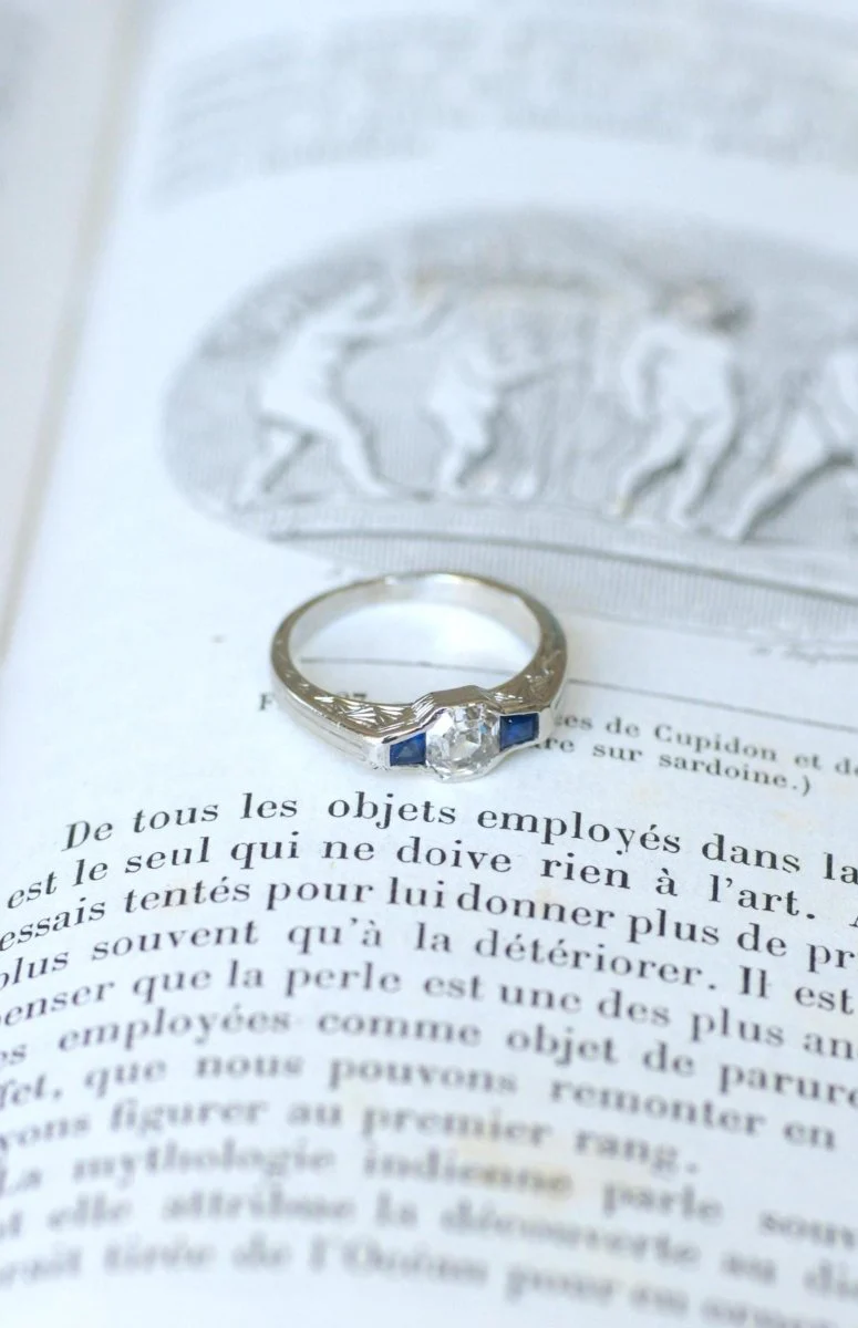Bague Art Deco Diamant Carré et Saphirs sur Platine - Image 3