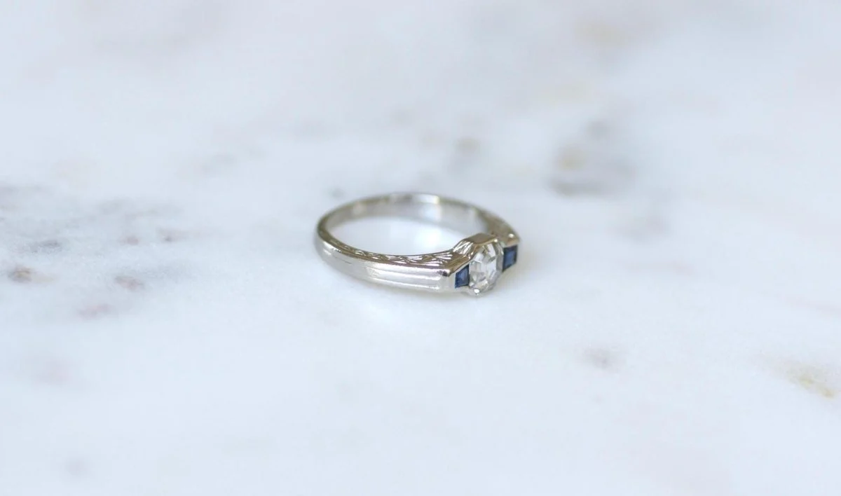 Bague Art Deco Diamant Carré et Saphirs sur Platine - Image 6