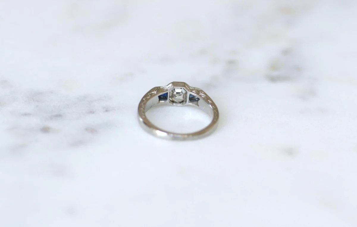 Bague Art Deco Diamant Carré et Saphirs sur Platine - Image 9
