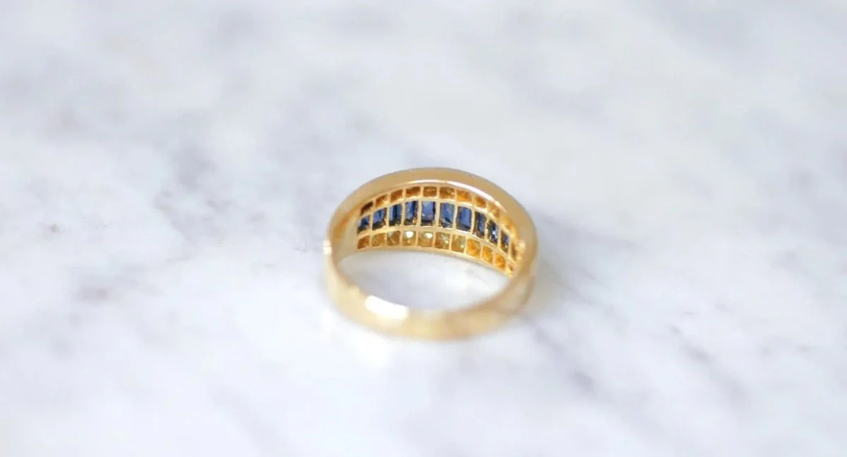 Bague Bandeau Art Deco Saphirs Calibrés et Diamants - Image 10