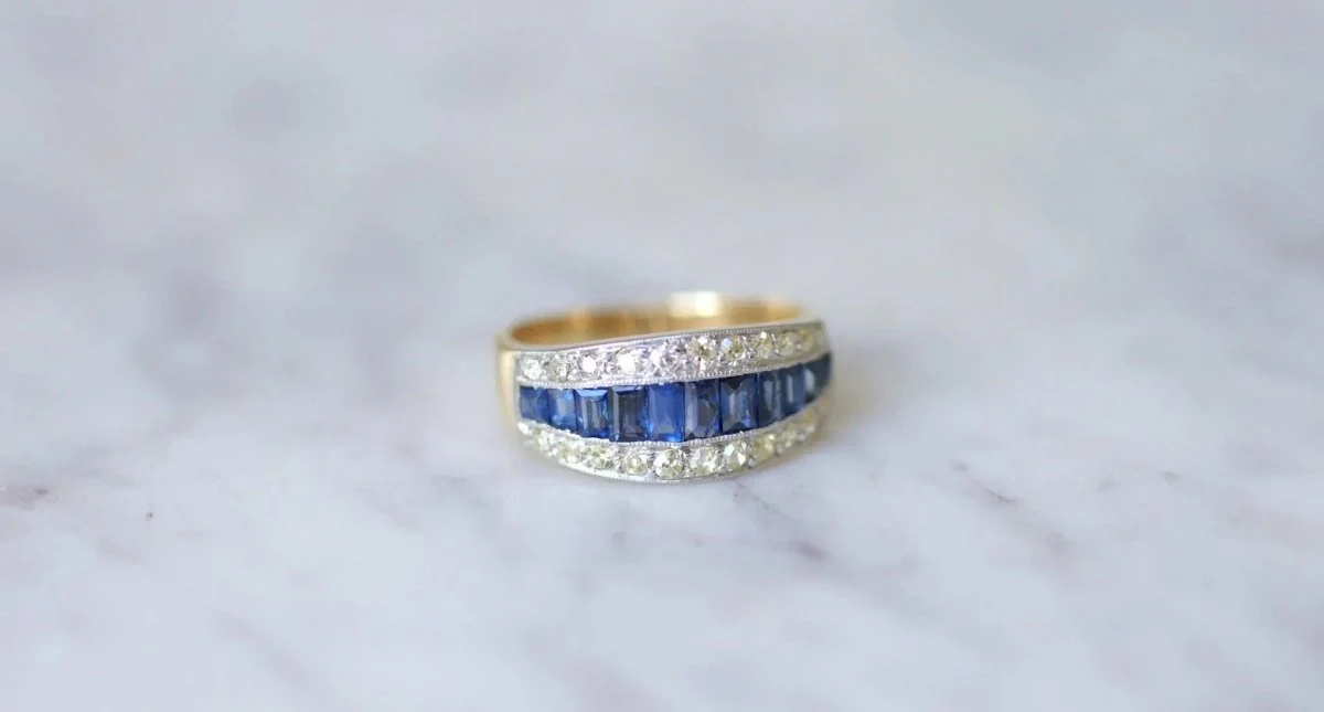 Bague Bandeau Art Deco Saphirs Calibrés et Diamants - Image 2