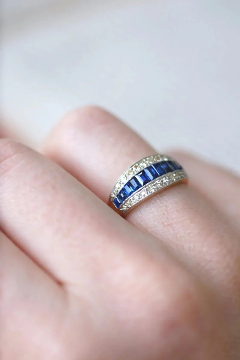 Bague Bandeau Art Deco Saphirs Calibrés et Diamants - Image 3