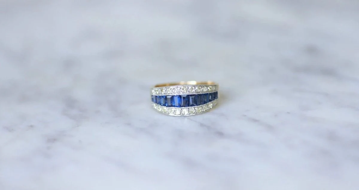 Bague Bandeau Art Deco Saphirs Calibrés et Diamants - Image 6
