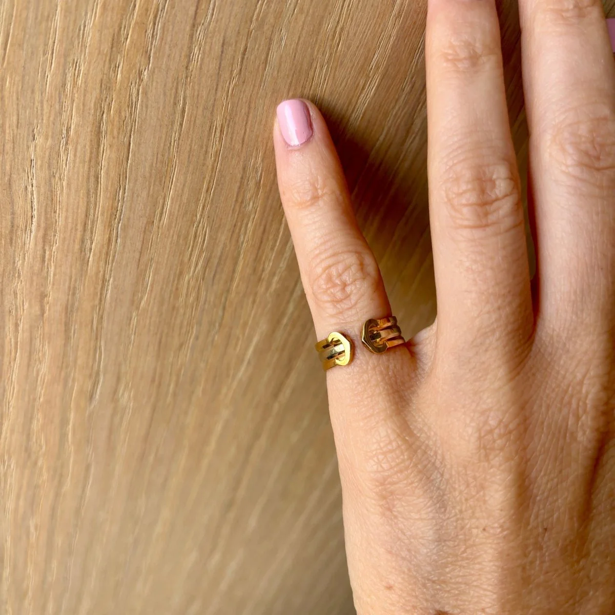 Bague Bandeau CARTIER "Double C" en or jaune, or blanc et or rose - Image 2