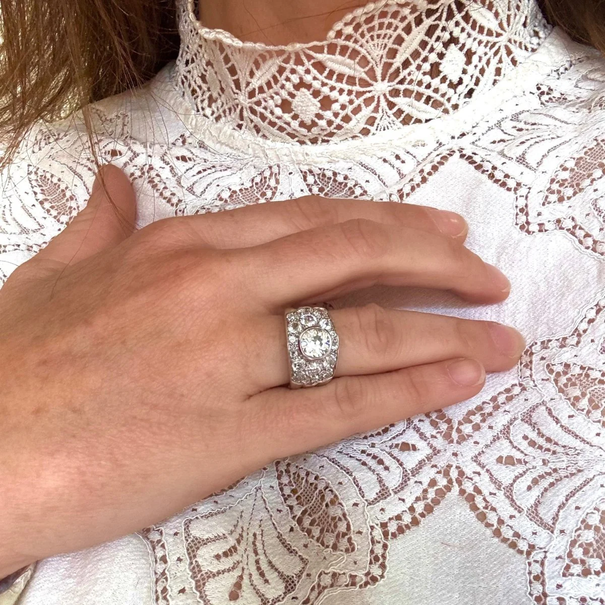 Bague bandeau en or gris et diamants - Image 2