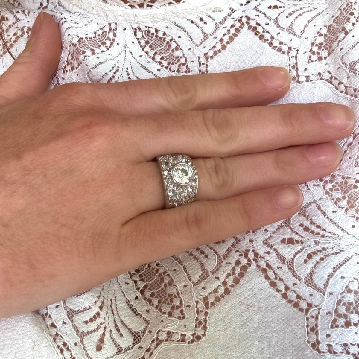 Bague bandeau en or gris et diamants - Image 4