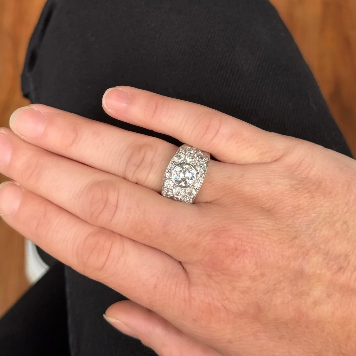 Bague bandeau en or gris et diamants - Image 5
