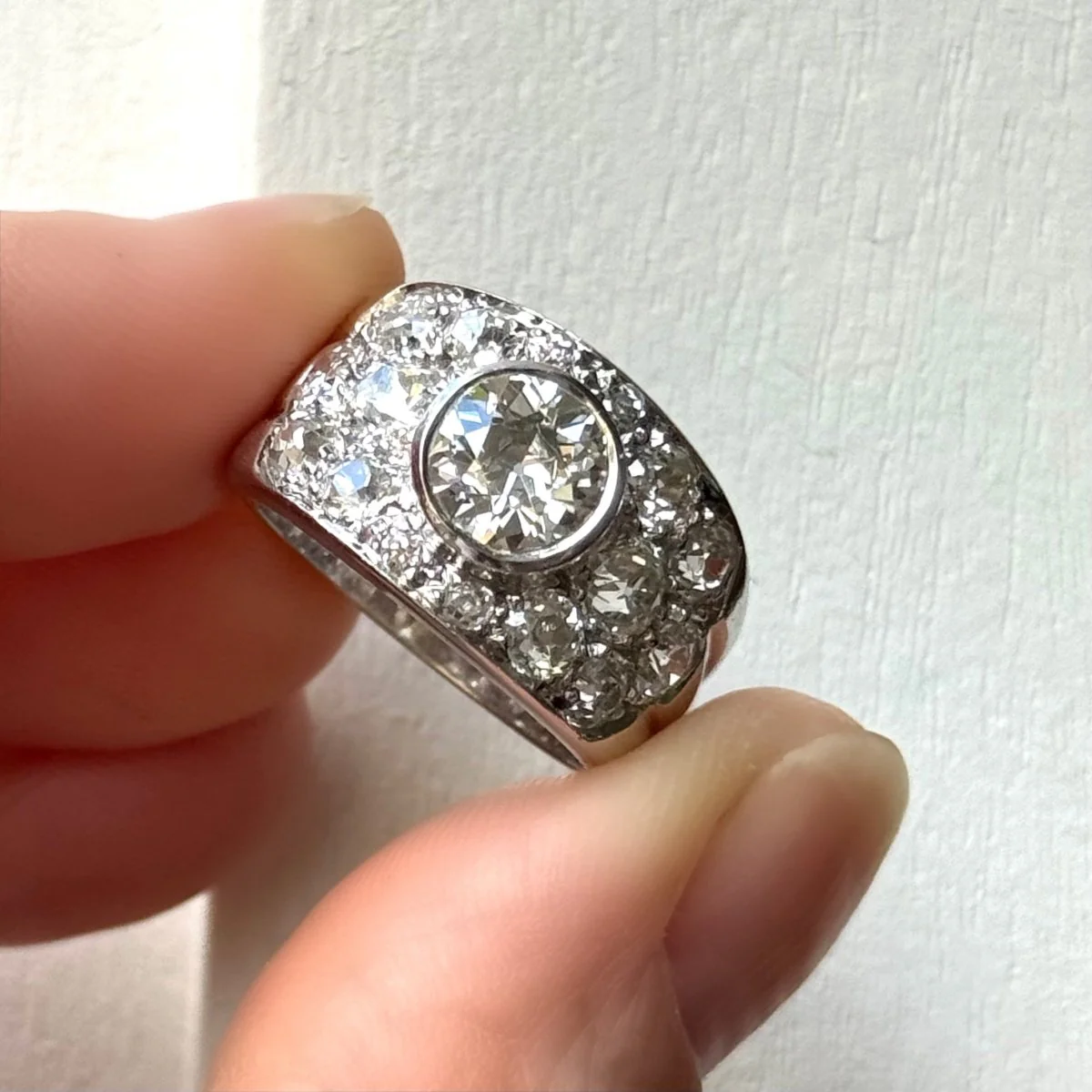 Bague bandeau en or gris et diamants - Image 9