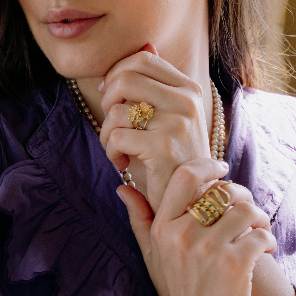 Bague Bandeau EMMANUELLE RICARD en or jaune à décor floral - Image 2