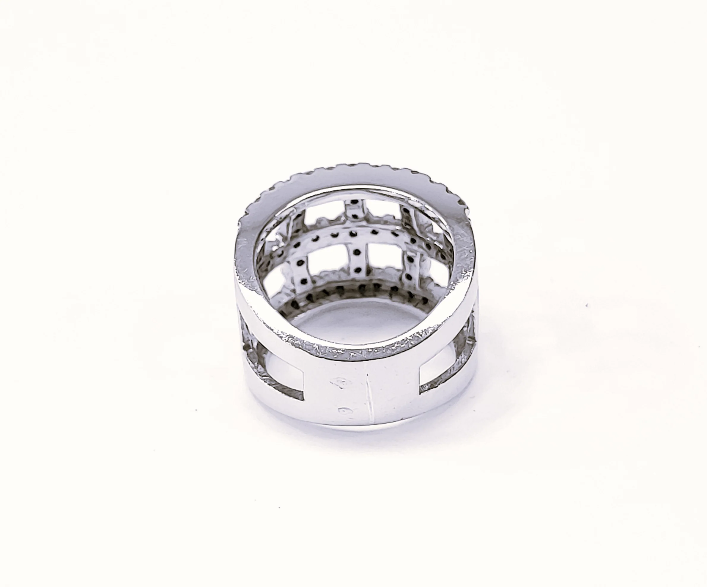 Bague Bandeau en or blanc et diamants - Image 4