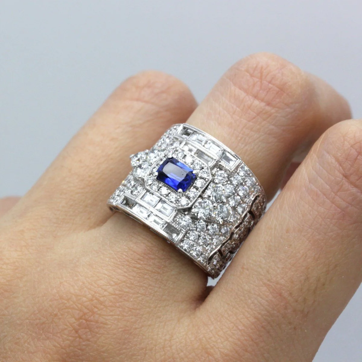 Bague Bandeau en or blanc, saphir et diamants - Image 2