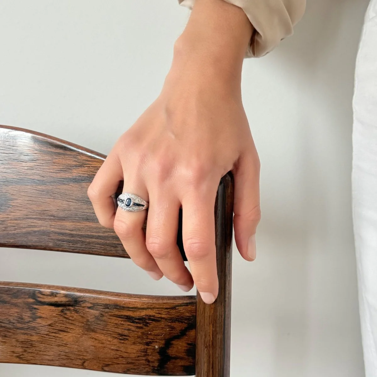 Bague Bandeau en or blanc, saphirs et diamants - Image 2