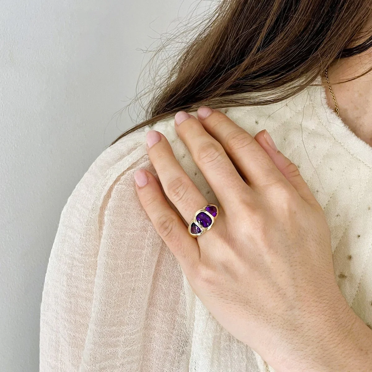 Bague Bandeau en or jaune et améthystes - Image 2