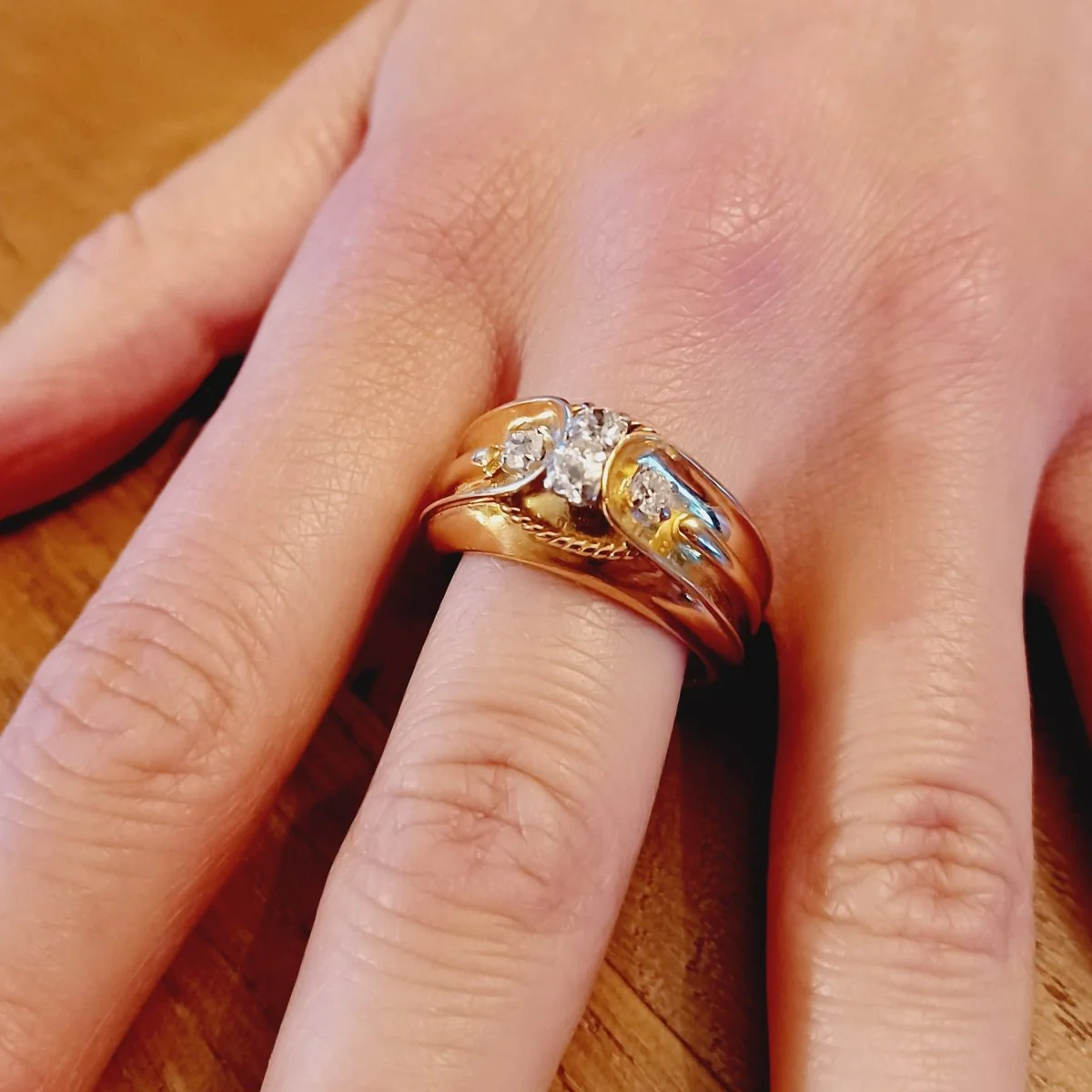 Bague Bandeau en or jaune et diamants - Image 2