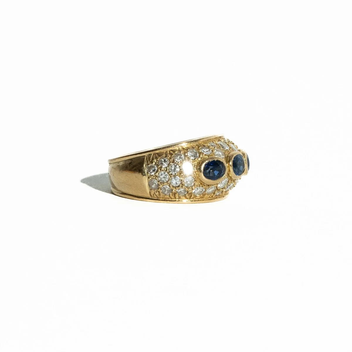 Bague Bandeau en or jaune, saphirs et diamants - Image 3