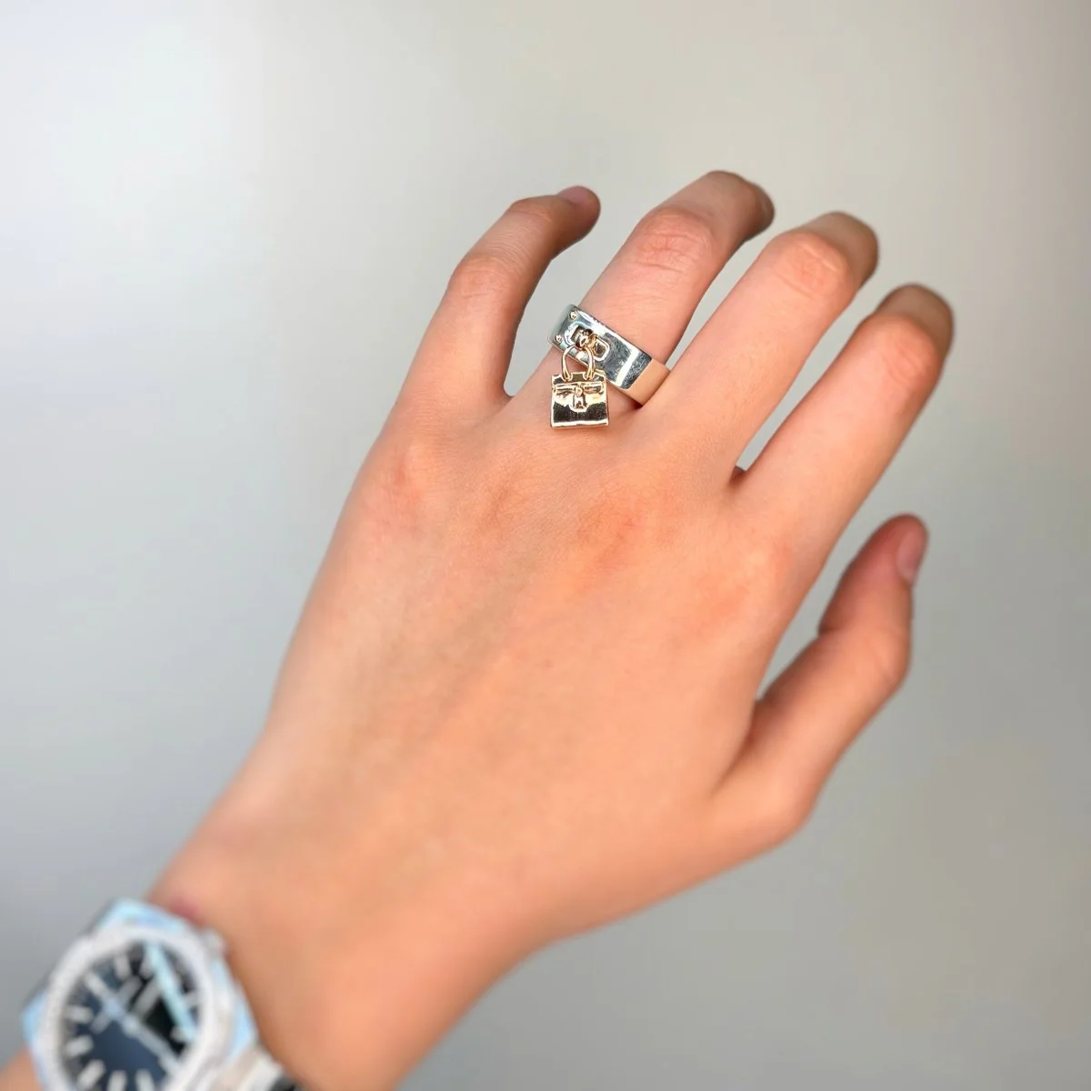 Bague Bandeau HERMÈS "Amulettes" en or rose et argent - Image 2