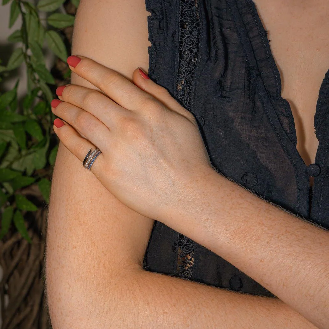 Bague Bandeau en or blanc, saphirs et diamants - Image 2