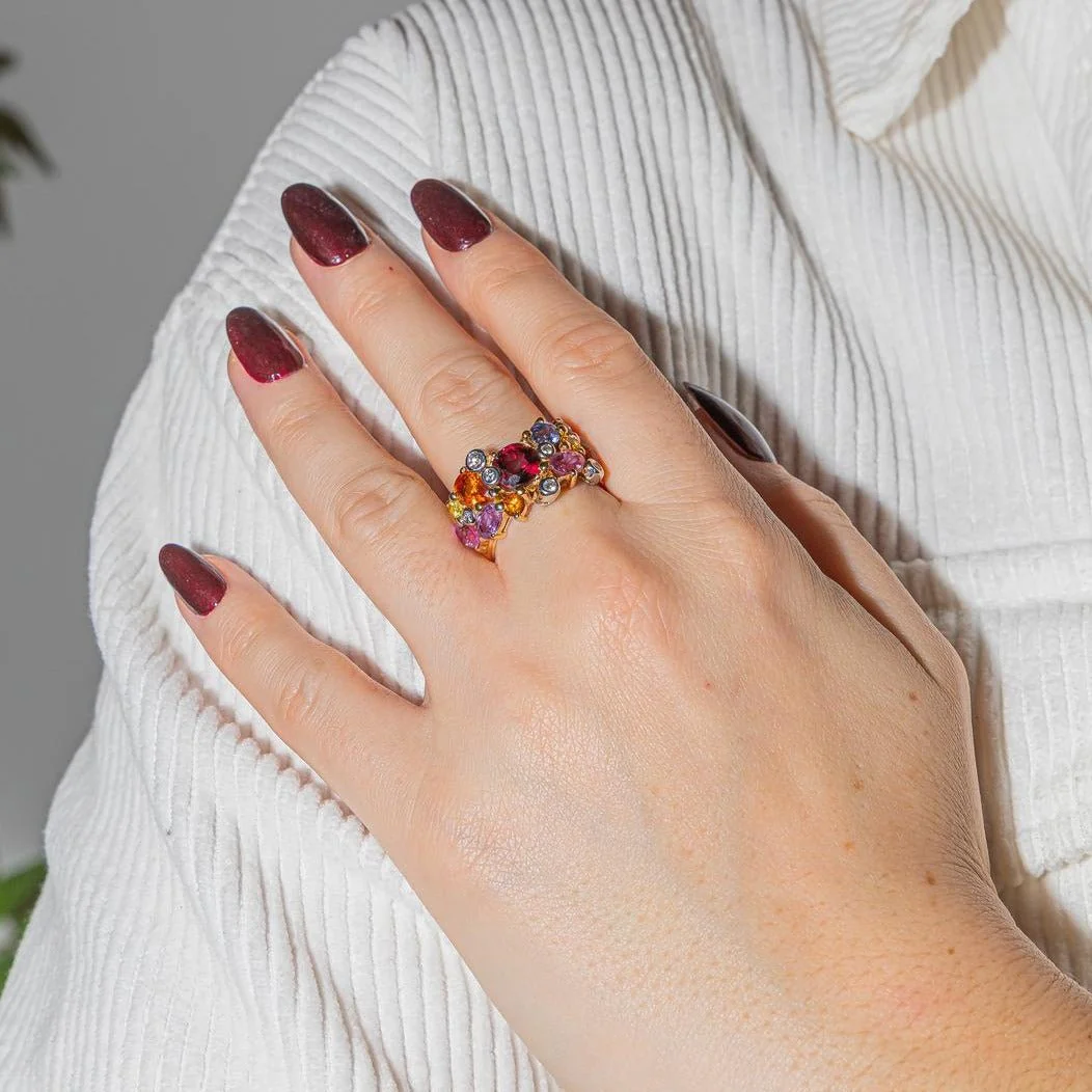 Bague Bandeau en or jaune, grenat, saphirs et diamants - Image 2