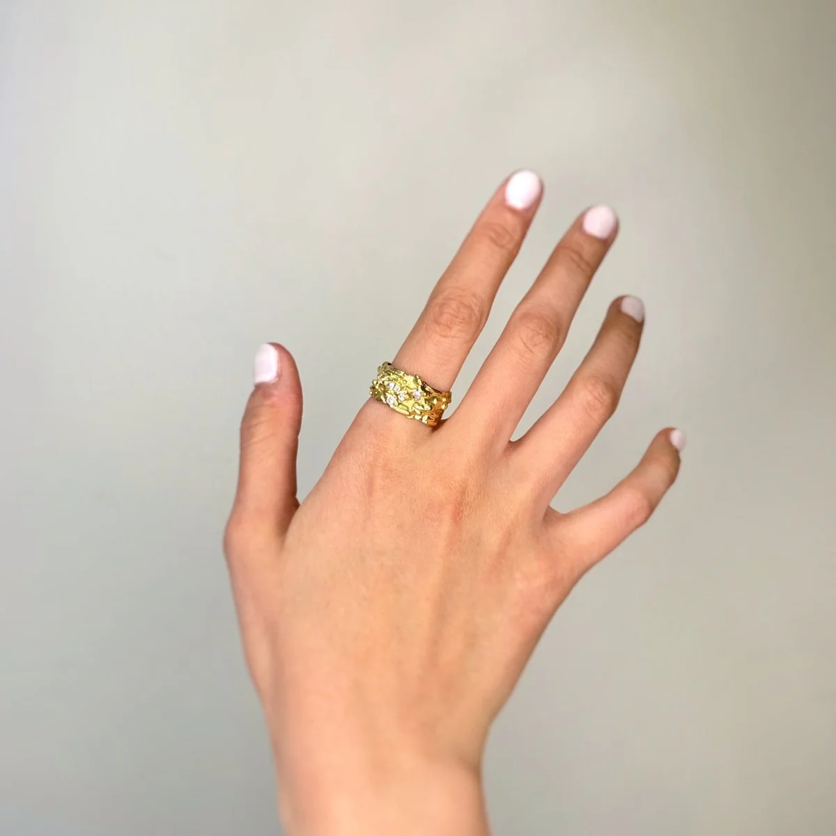 Bague Bandeau ROLAND SCHAD en or jaune et diamants - Image 2