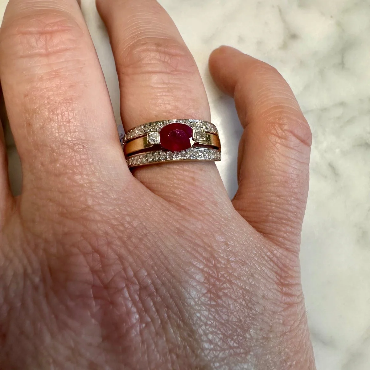 Bague bandeau en or jaune et or gris avec rubis et diamants - Image 2